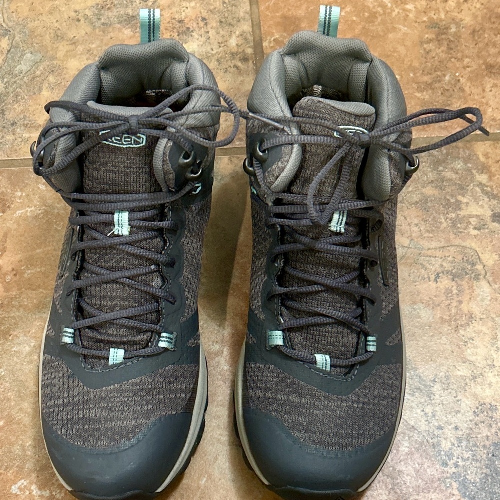 Keen NWT Women’s Size 9 Black and Gray Mid-Top Trail Boots